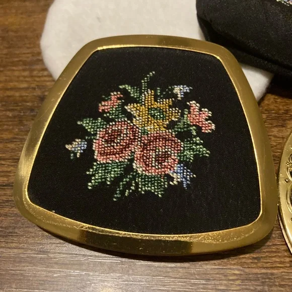 Vintage Rose Petit point embroidery on compact set - Picture 4 of 16